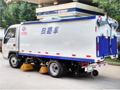 福田小型掃路車(chē) 高效清潔與路面養(yǎng)護(hù)的一體化環(huán)衛(wèi)解決方案